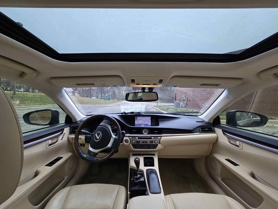 2013 Lexus ES 6th Gen - Image 8 of 10