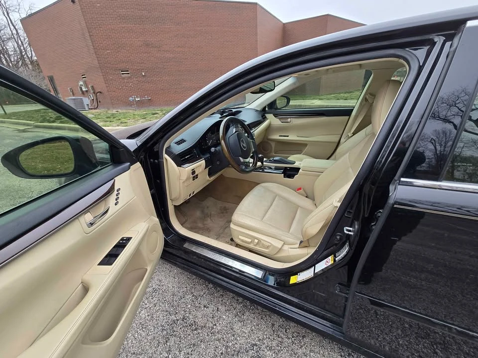 2013 Lexus ES 6th Gen - Image 9 of 10