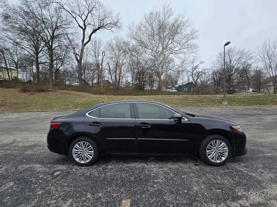 2013 Lexus ES 6th Gen - Image 4 of 10