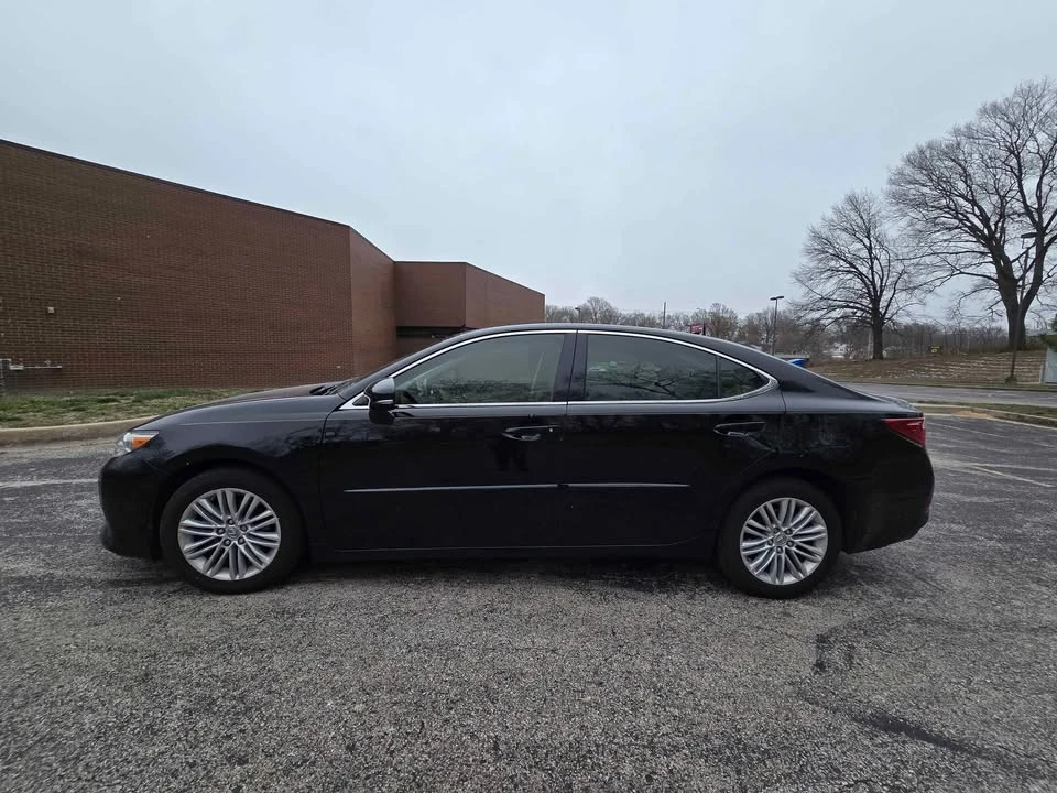 2013 Lexus ES 6th Gen - Image 7 of 10