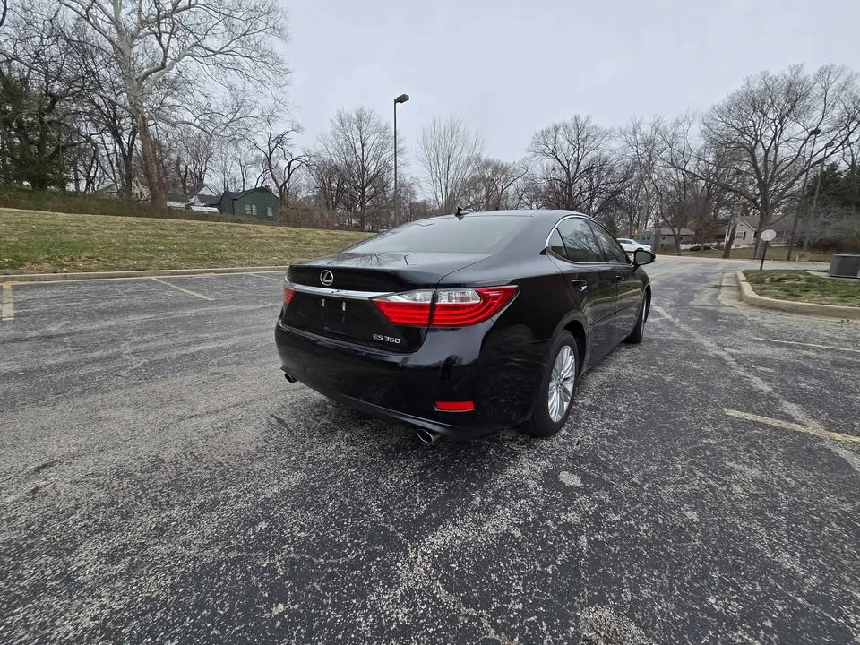 2013 Lexus ES 6th Gen - Image 5 of 10