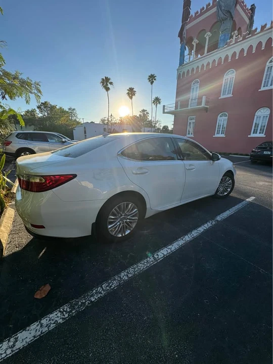 2013 Lexus ES 6th Gen - Image 4 of 10