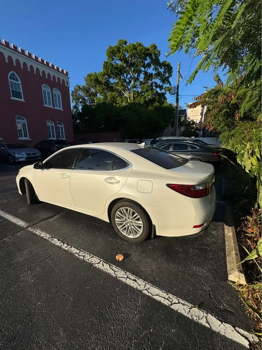 2013 Lexus ES 6th Gen - Image 2 of 10
