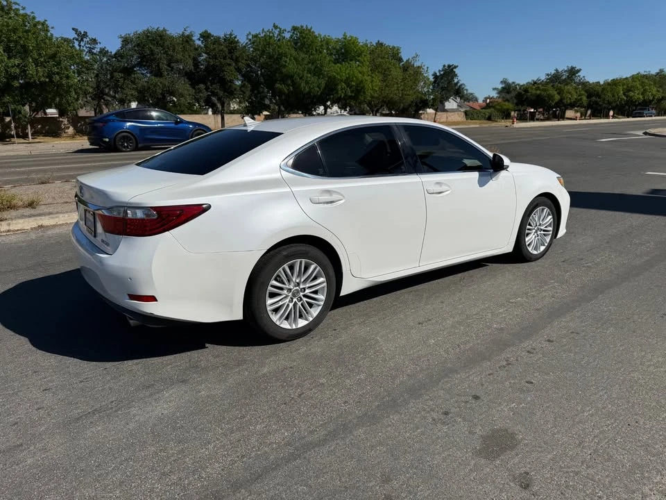 2013 Lexus ES 6th Gen - Image 16 of 20