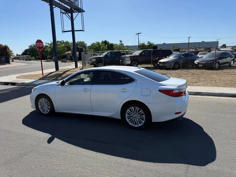 2013 Lexus ES 6th Gen - Image 5 of 20