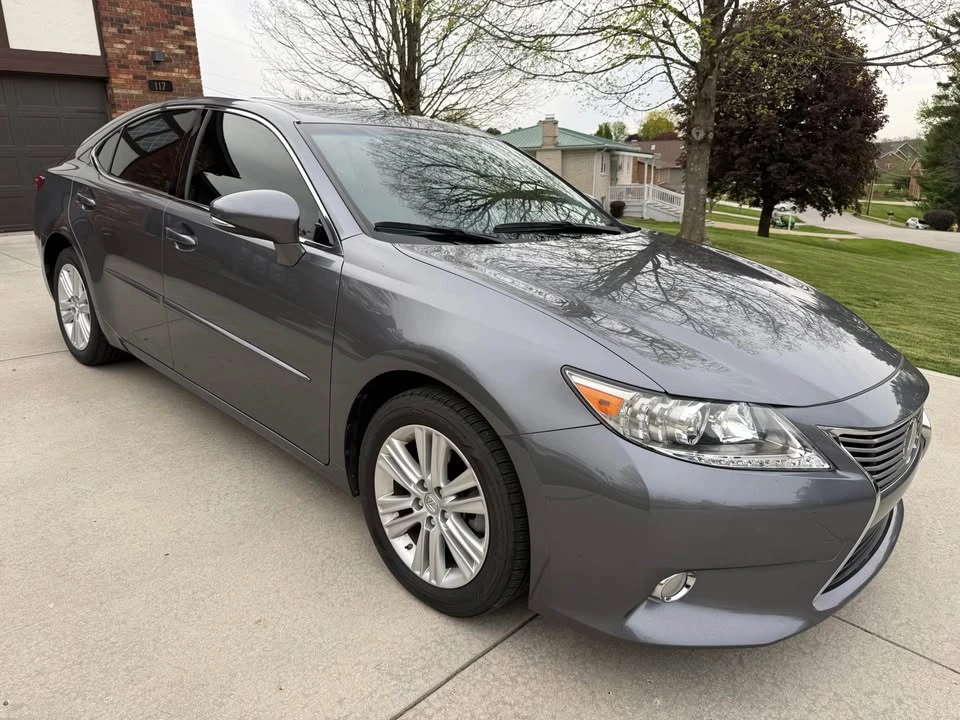 2013 Lexus ES 6th Gen - Image 2 of 10