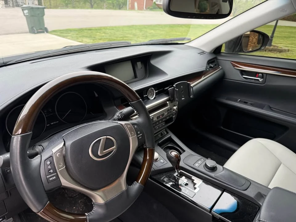 2013 Lexus ES 6th Gen - Image 6 of 10