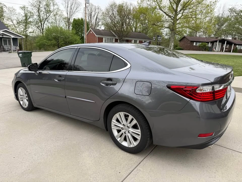 2013 Lexus ES 6th Gen - Image 3 of 10