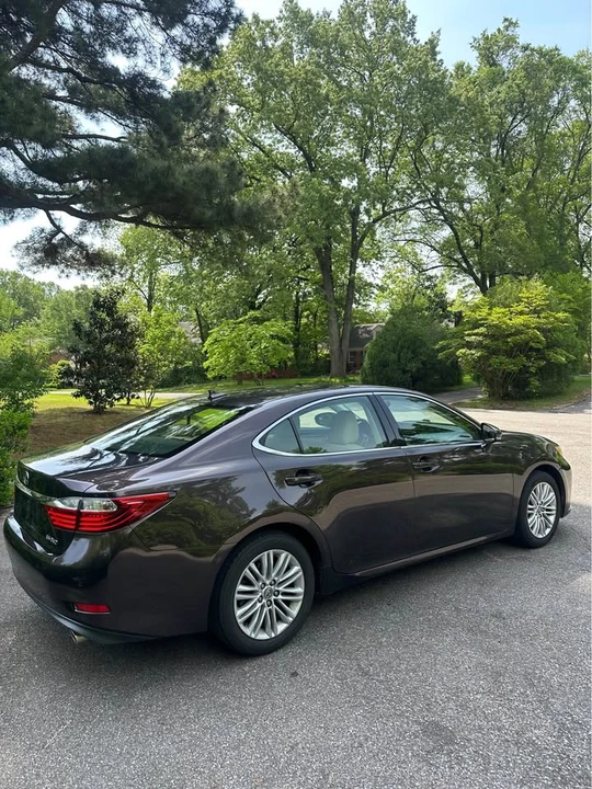 2013 Lexus ES 6th Gen - Image 3 of 10