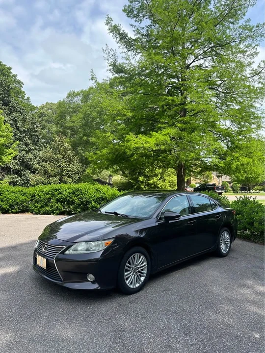 2013 Lexus ES 6th Gen - Image 2 of 10