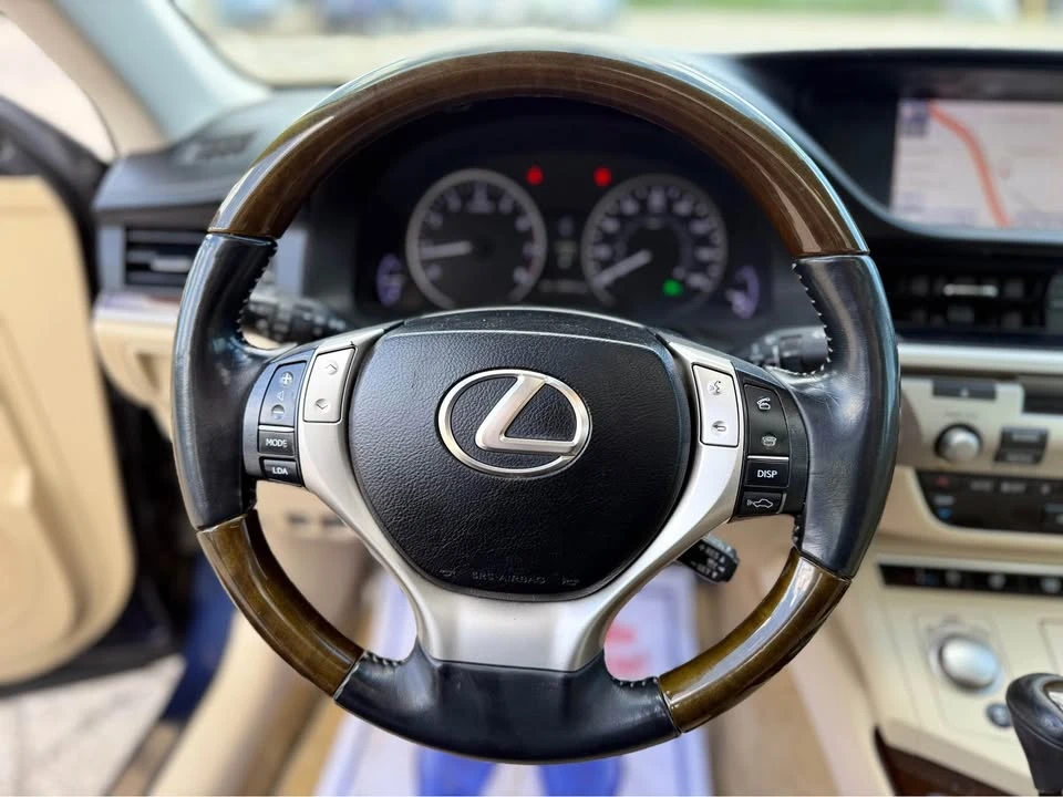 2013 Lexus ES 6th Gen - Image 9 of 19