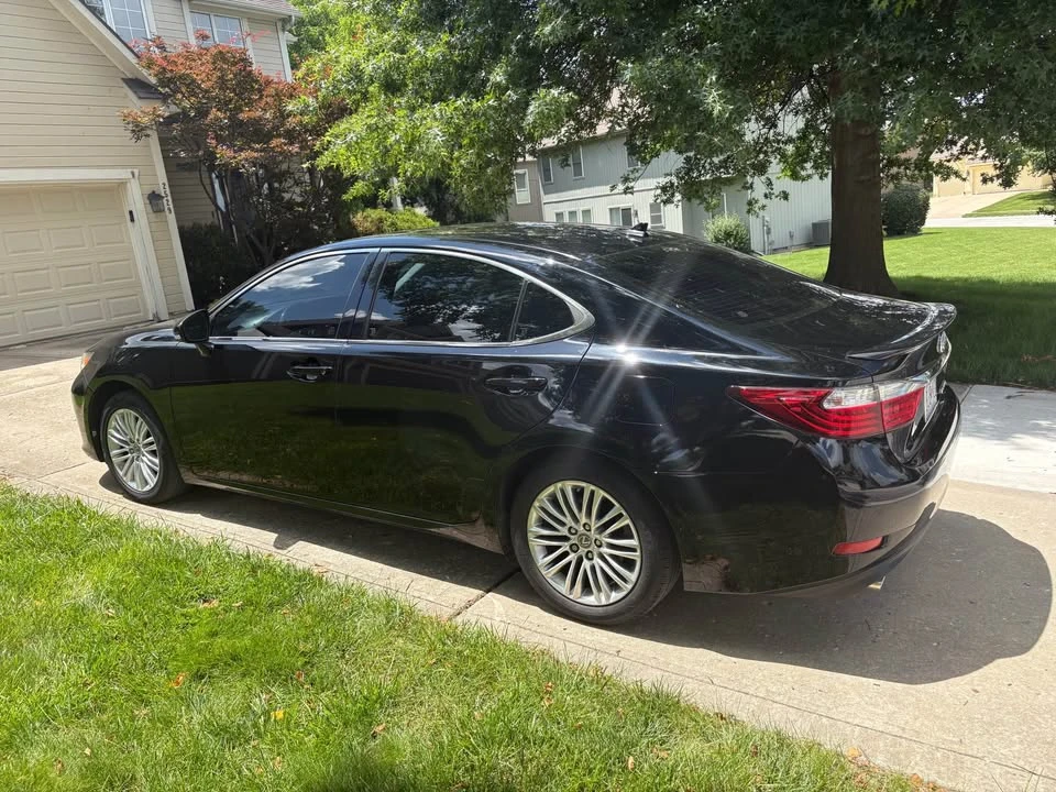 2013 Lexus ES 6th Gen - Image 5 of 10