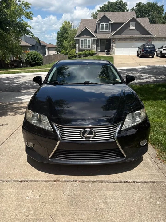 2013 Lexus ES 6th Gen - Image 3 of 10