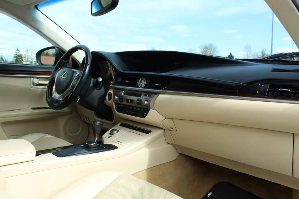 2013 Lexus ES 6th Gen - Image 17 of 19