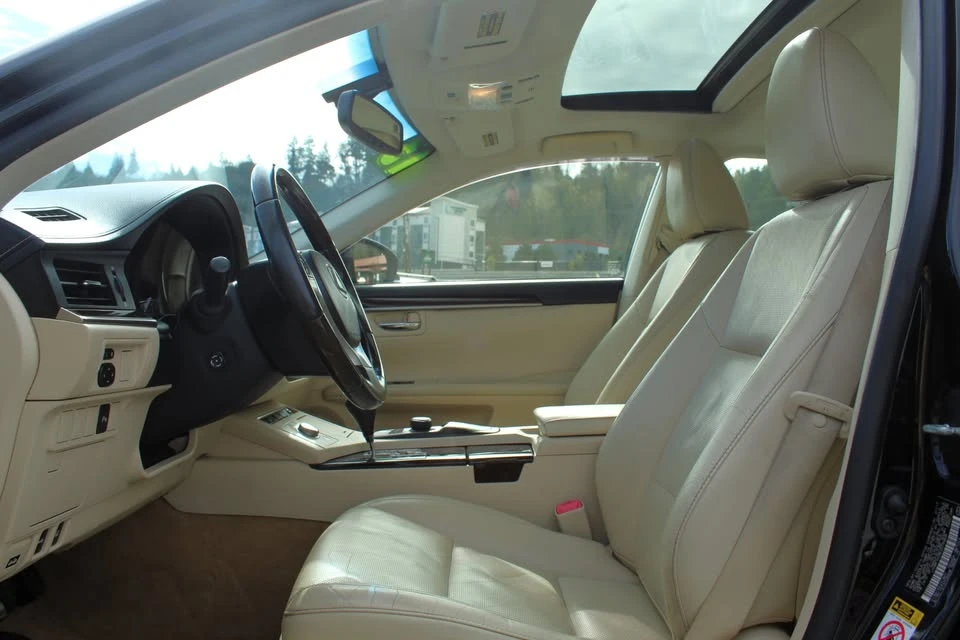 2013 Lexus ES 6th Gen - Image 11 of 19