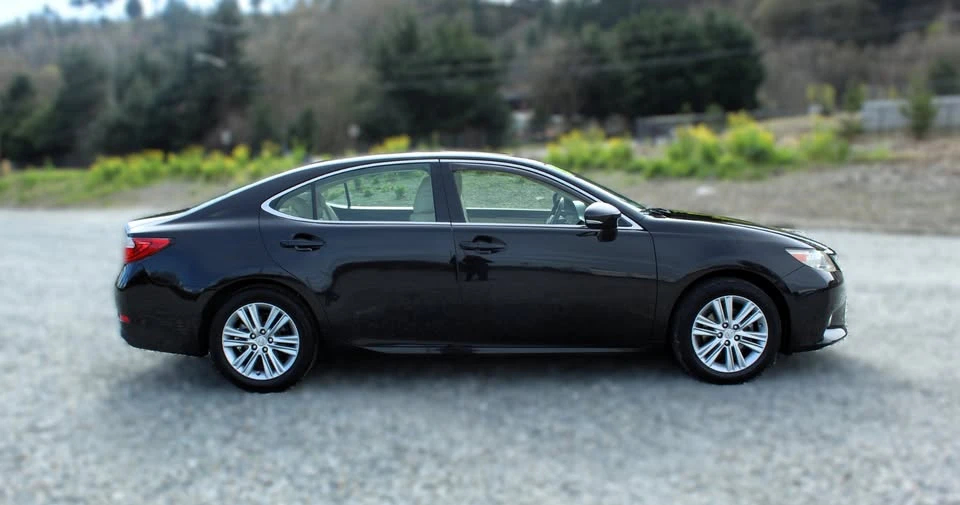 2013 Lexus ES 6th Gen - Image 9 of 19