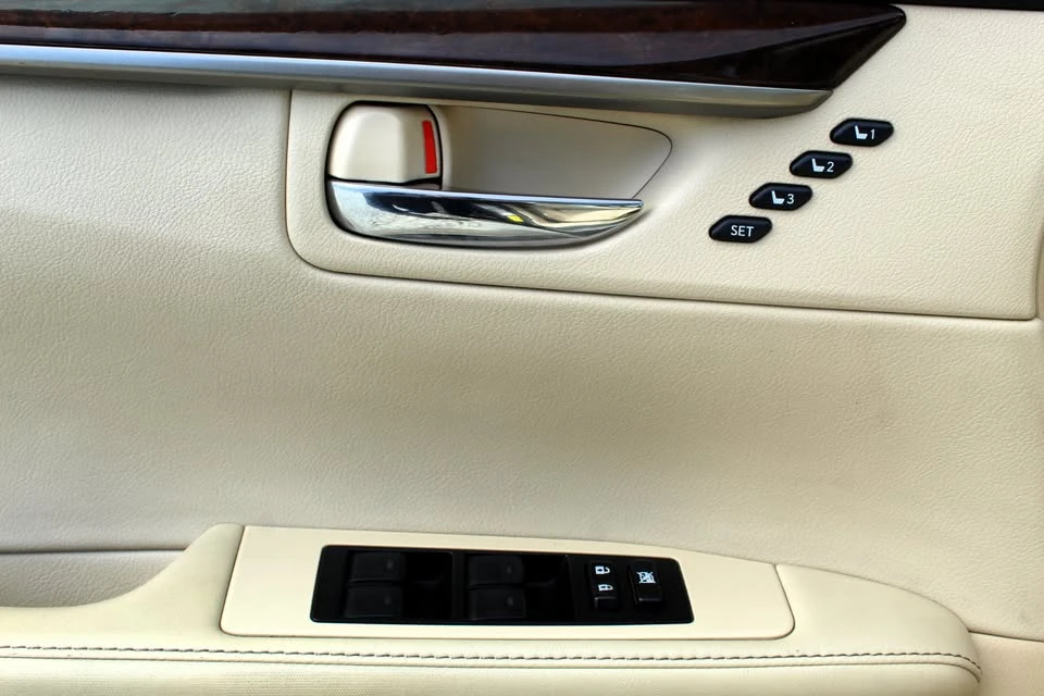 2013 Lexus ES 6th Gen - Image 10 of 19
