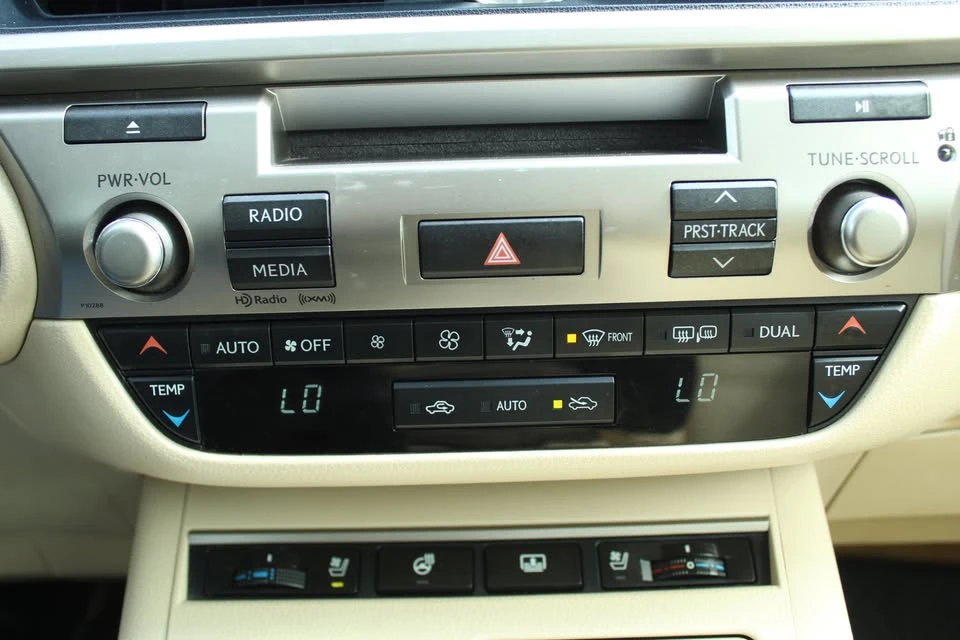 2013 Lexus ES 6th Gen - Image 14 of 19