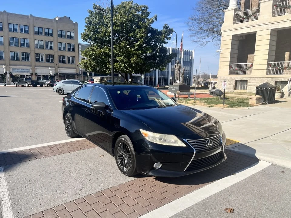 2013 Lexus ES 6th Gen - Image 5 of 13