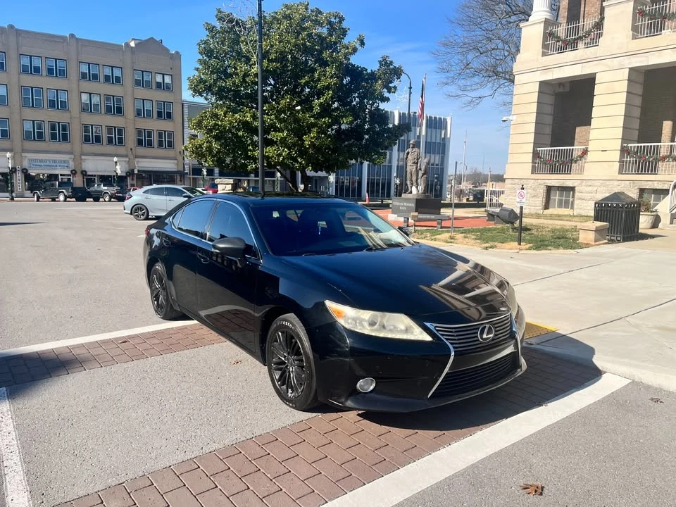 2013 Lexus ES 6th Gen - Image 7 of 13