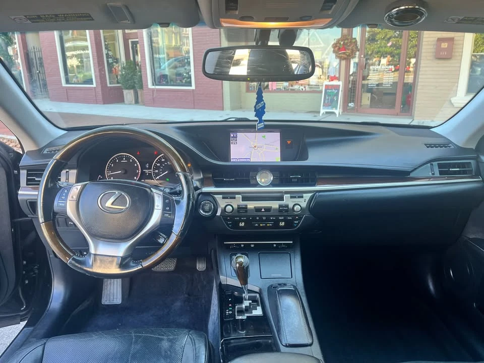 2013 Lexus ES 6th Gen - Image 10 of 13