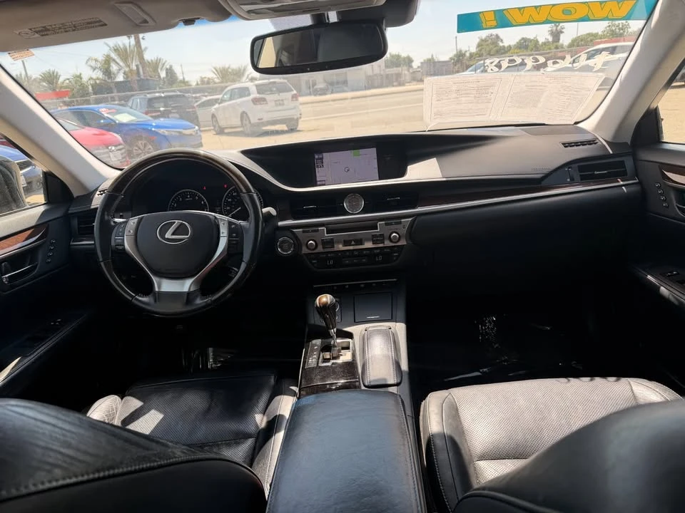2013 Lexus ES 6th Gen - Image 11 of 12