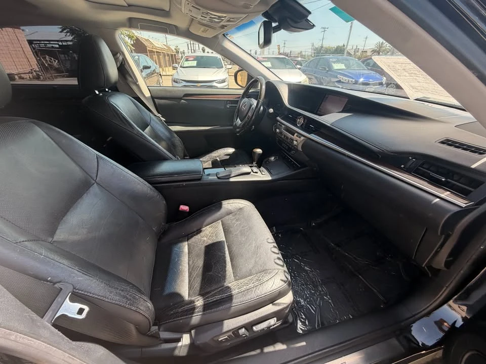 2013 Lexus ES 6th Gen - Image 8 of 12