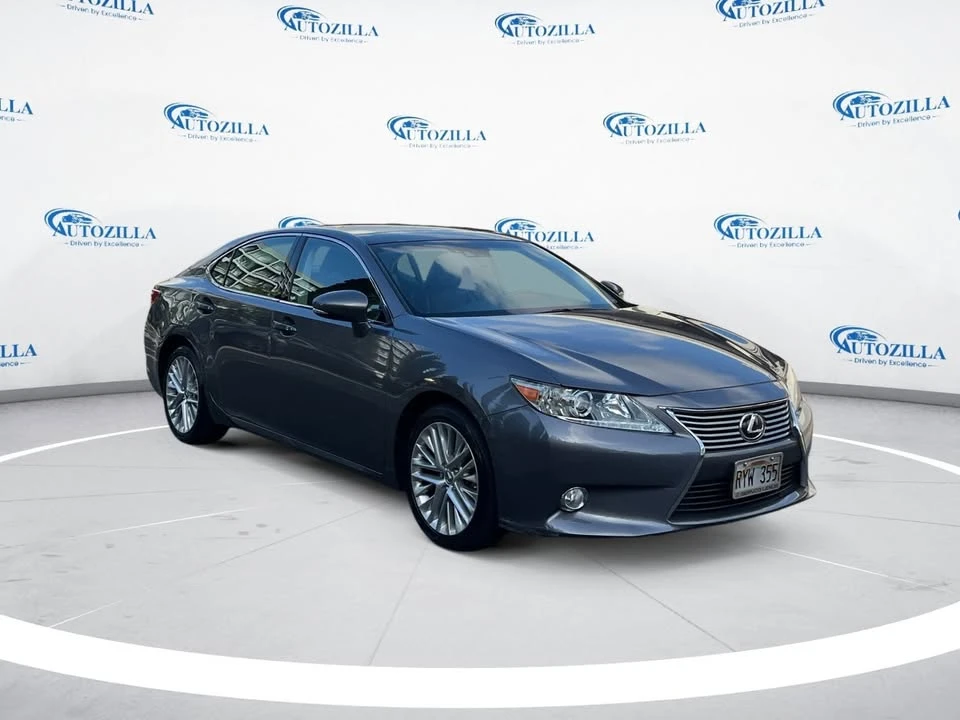 2013 Lexus ES 6th Gen - Image 2 of 15