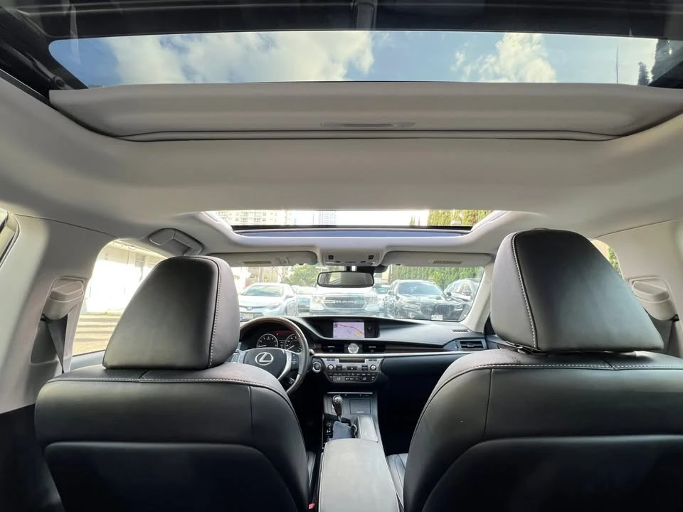 2013 Lexus ES 6th Gen - Image 11 of 15