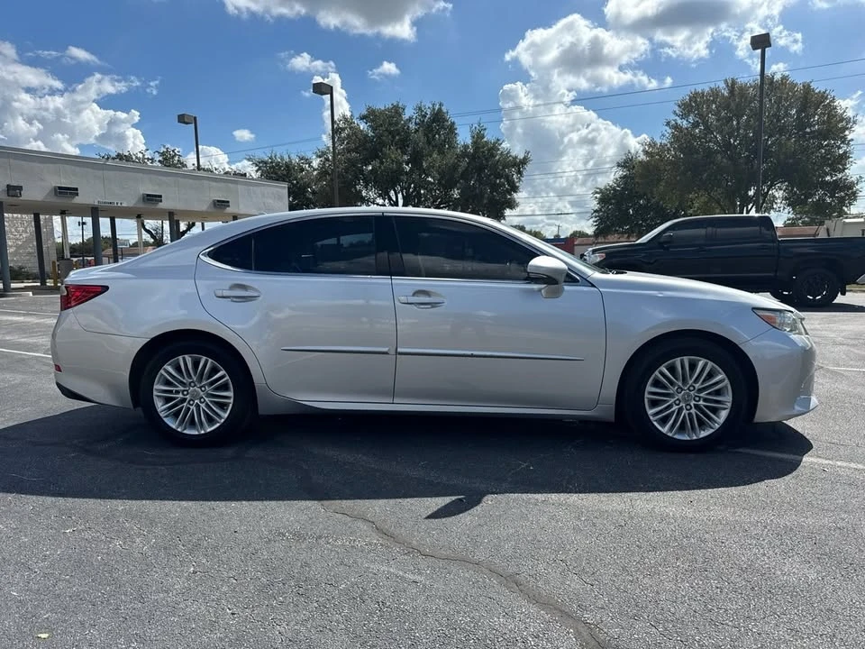 2013 Lexus ES 6th Gen - Image 4 of 10