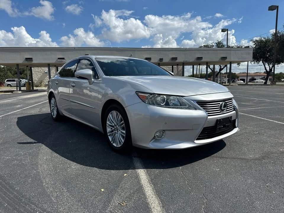 2013 Lexus ES 6th Gen - Image 3 of 10