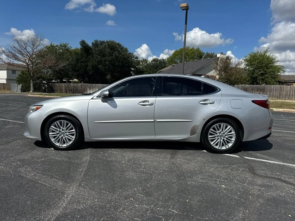 2013 Lexus ES 6th Gen - Image 8 of 10