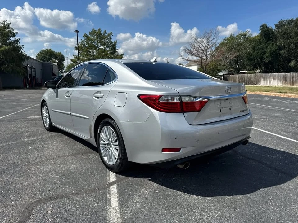 2013 Lexus ES 6th Gen - Image 7 of 10