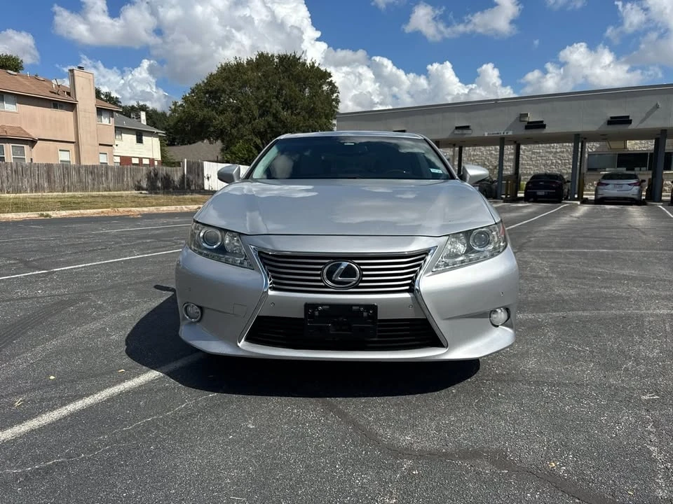 2013 Lexus ES 6th Gen - Image 2 of 10