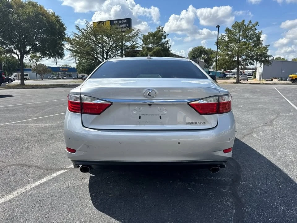 2013 Lexus ES 6th Gen - Image 6 of 10