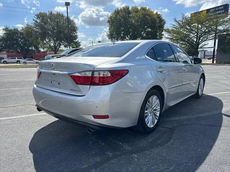 2013 Lexus ES 6th Gen - Image 5 of 10
