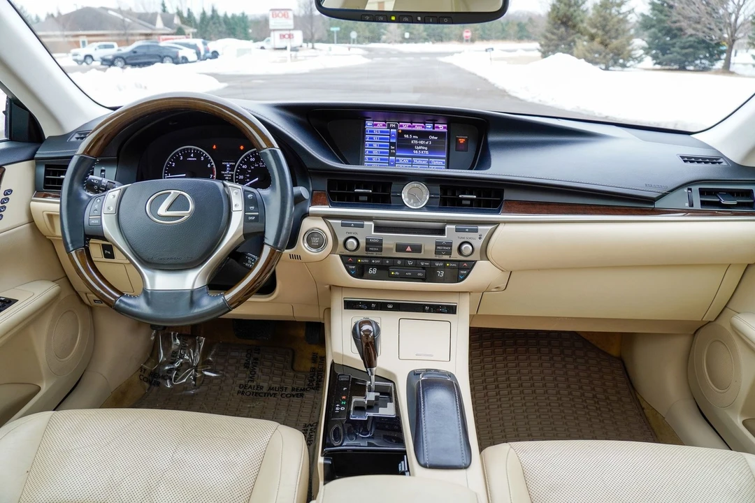 2013 Lexus ES 6th Gen - Image 11 of 21