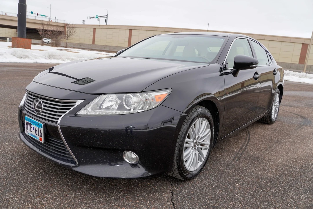 2013 Lexus ES 6th Gen - Image 8 of 21