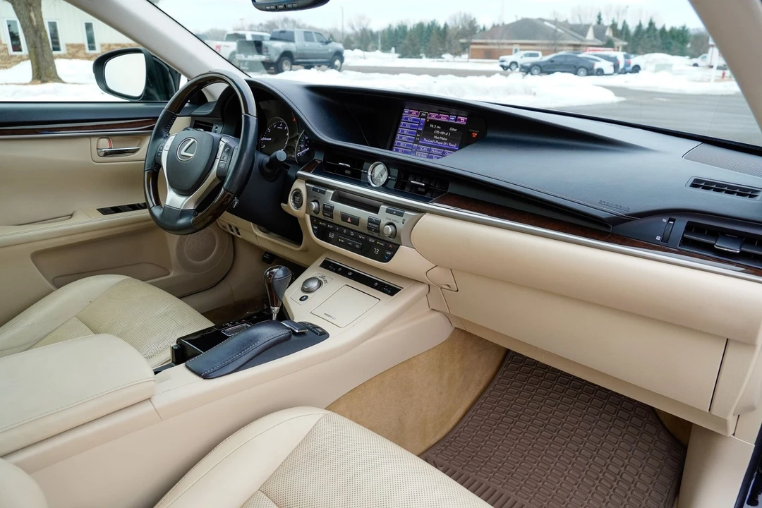 2013 Lexus ES 6th Gen - Image 12 of 21