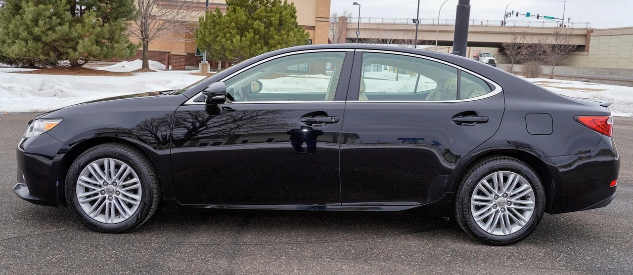 2013 Lexus ES 6th Gen - Image 7 of 21