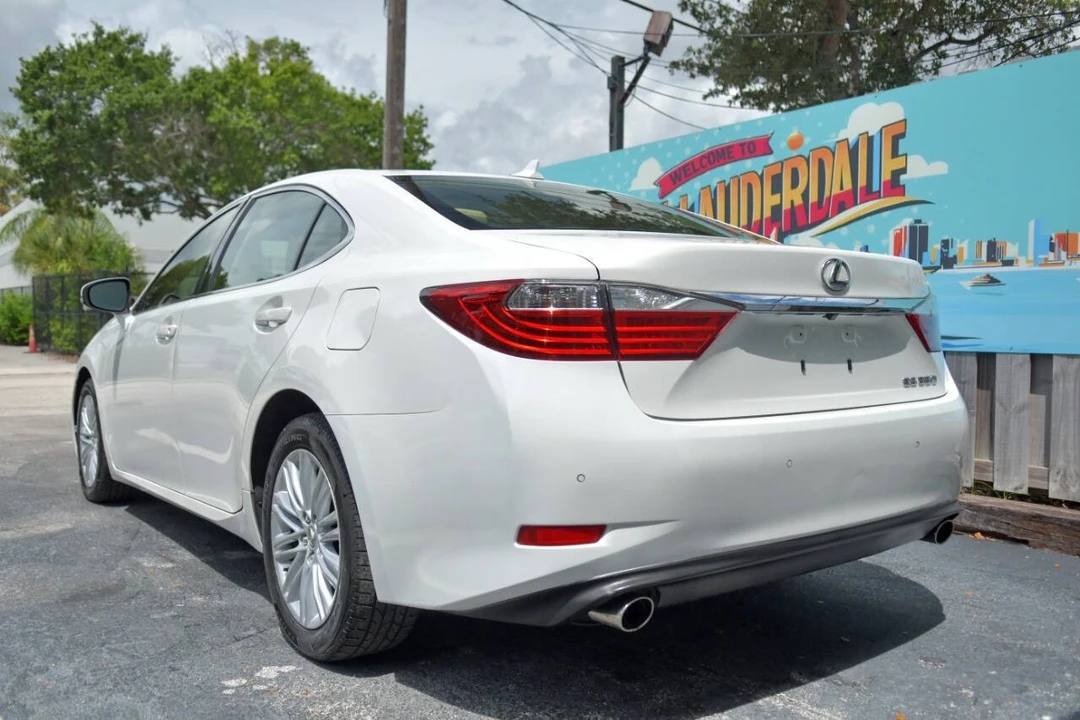 2013 Lexus ES 6th Gen - Image 7 of 12