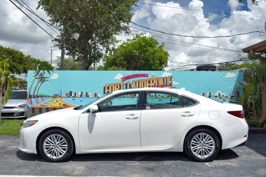 2013 Lexus ES 6th Gen - Image 5 of 12