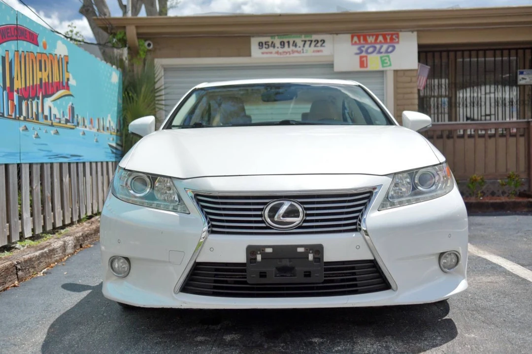 2013 Lexus ES 6th Gen - Image 2 of 12