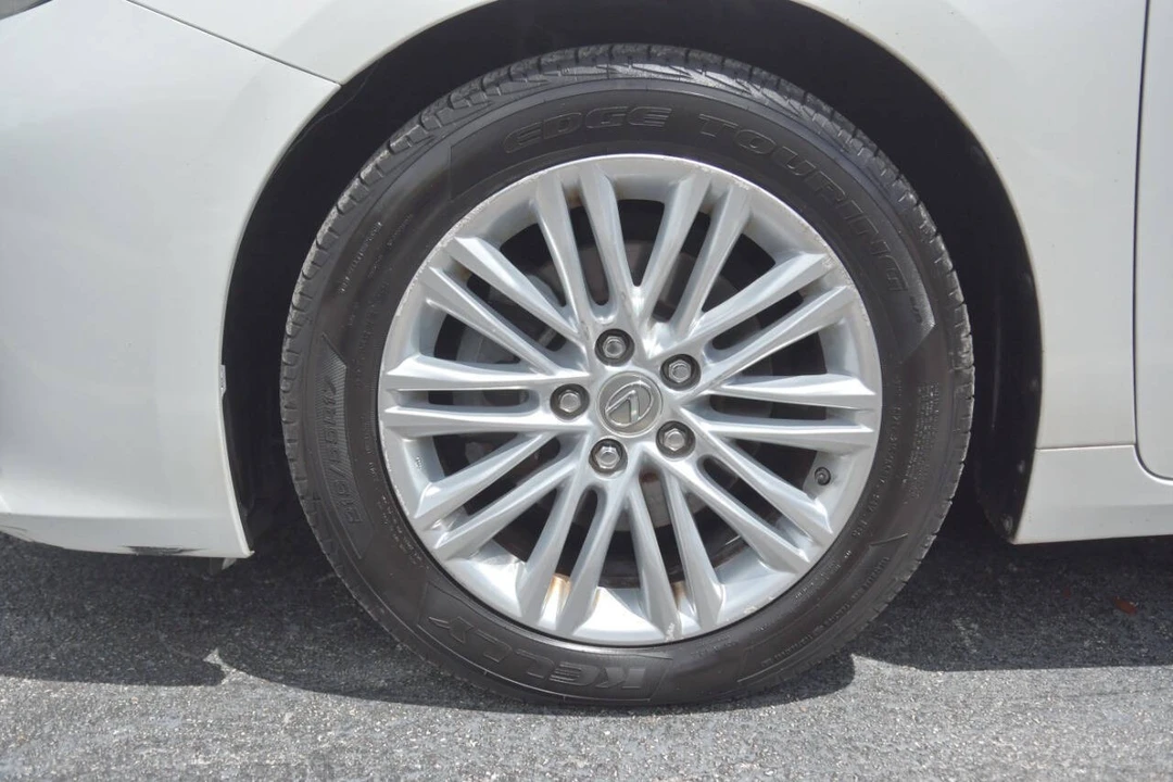 2013 Lexus ES 6th Gen - Image 10 of 12