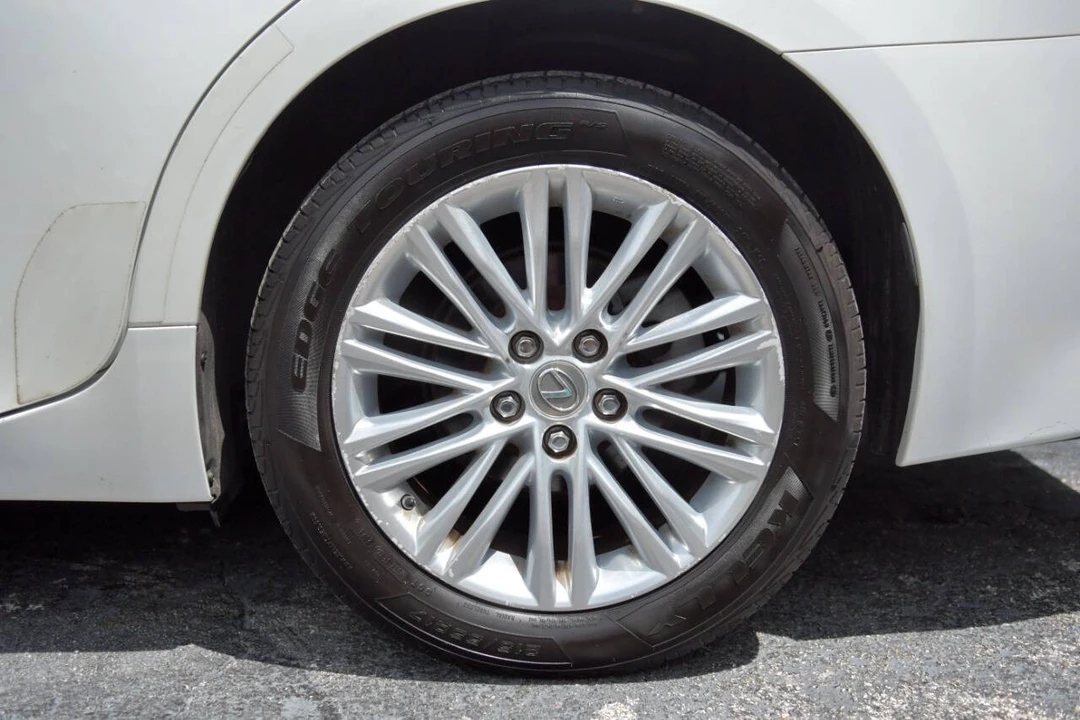 2013 Lexus ES 6th Gen - Image 9 of 12