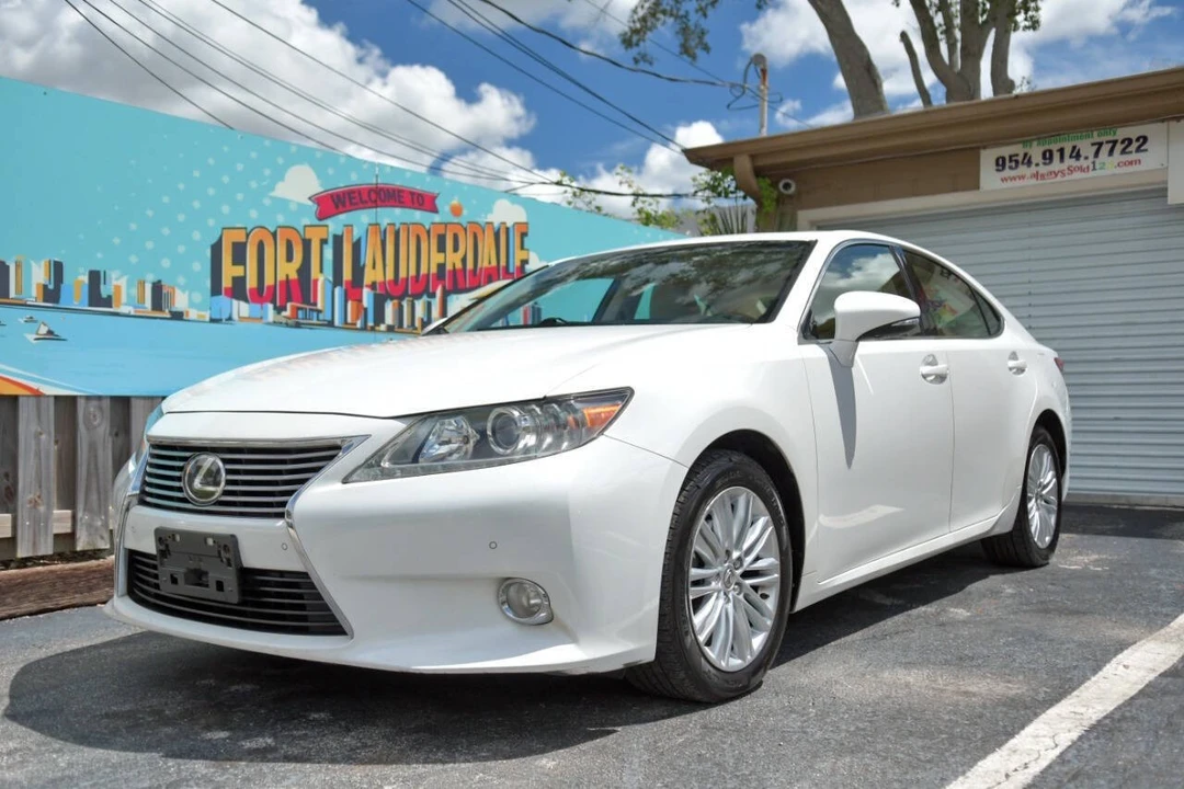 2013 Lexus ES 6th Gen - Image 4 of 12