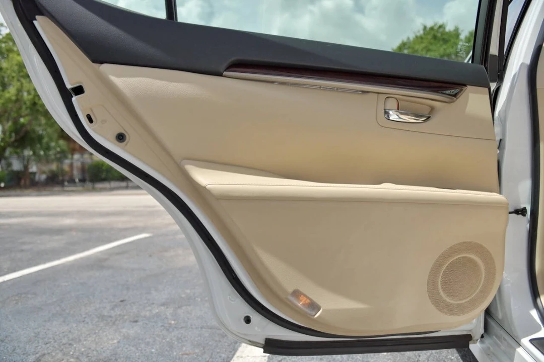 2013 Lexus ES 6th Gen - Image 11 of 12