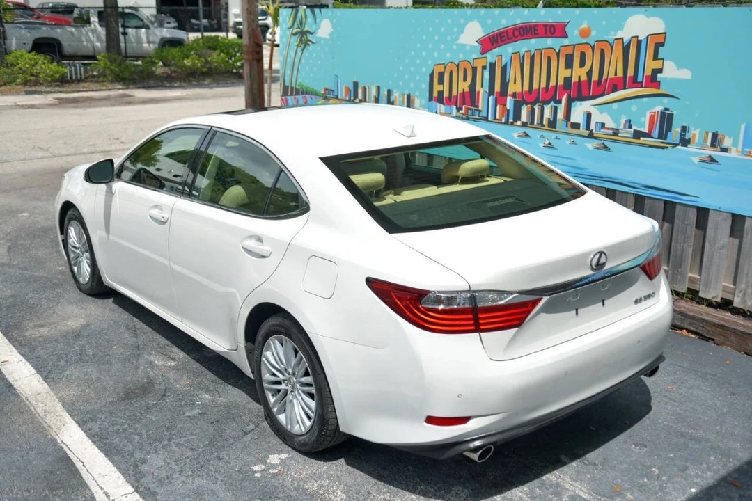 2013 Lexus ES 6th Gen - Image 6 of 12