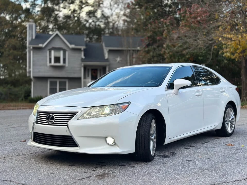 2013 Lexus ES 6th Gen - Image 2 of 19