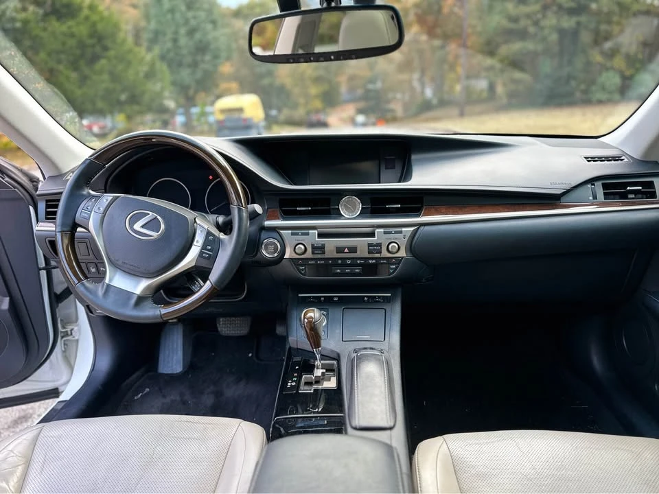 2013 Lexus ES 6th Gen - Image 14 of 19